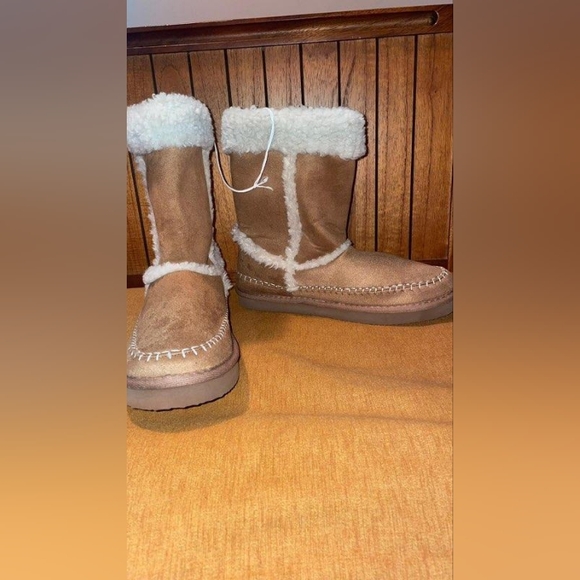 NWT AMERICAN EAGLE WINTER BOOT FAUX FUR SIZE 10W - Picture 2 of 3